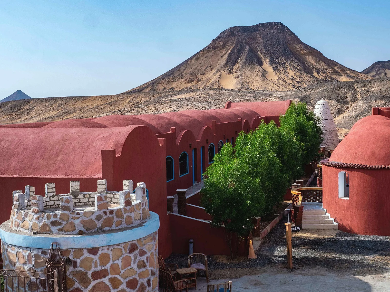 عمارة الطين الأحمر والجبل الأسود